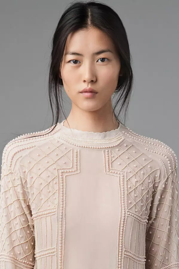 Liu Wen, Zara'nın Ağustos 2012 Lookbook'u İçin Havalı Oynuyor