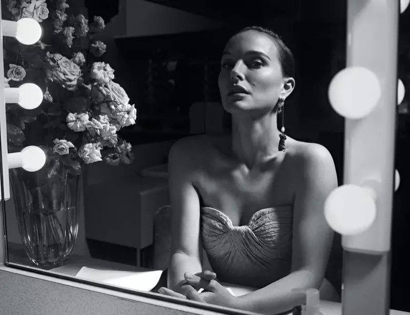 Natalie Portman mengenakan atasan Zac Posen dengan anting-anting Dior