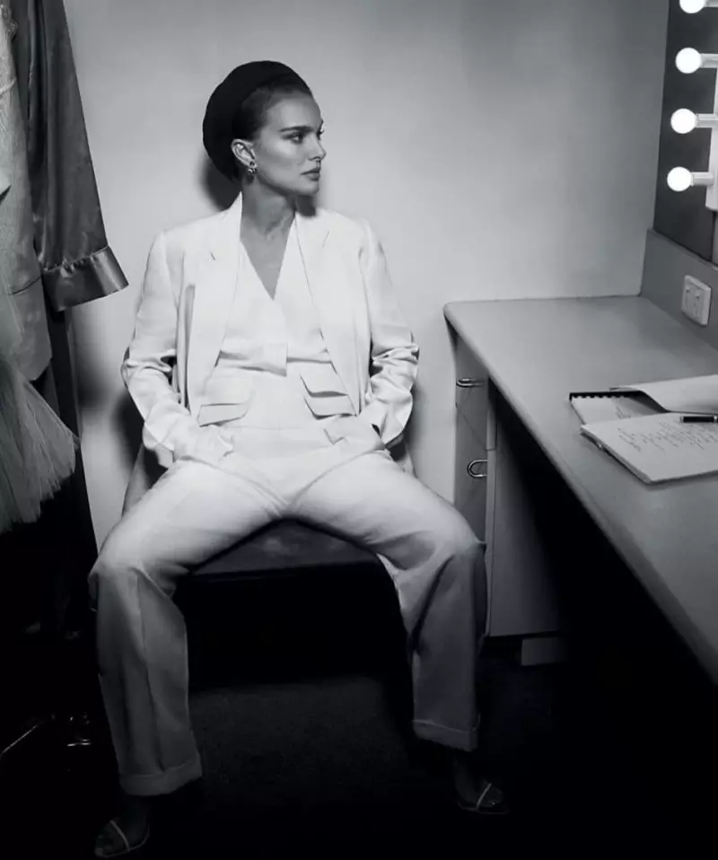 Naka-all-white look si Natalie Portman