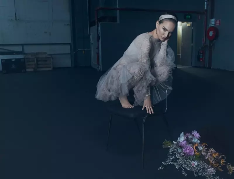 Atariishada Natalie Portman ayaa ku soo bandhigtay muuqaalka Dior