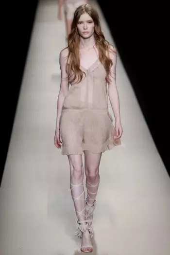 Alberta Ferretti Caij nplooj ntoos hlav 2015: Romantic Bohemian