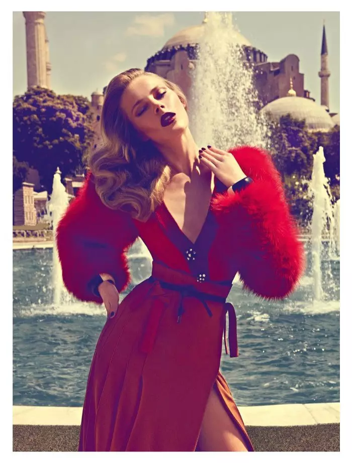 Ieva Laguna oleh Koray Birand untuk Vogue Hellas Oktober 2011