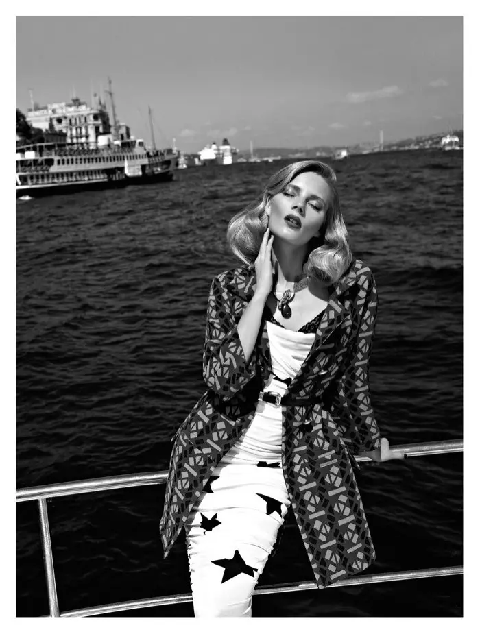 Vogue Hellas 2011년 10월을 위한 Koray Biland의 Ieva Laguna