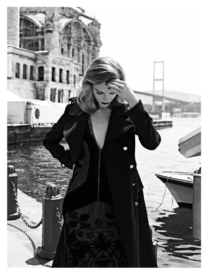 Ieva Laguna oleh Koray Birand untuk Vogue Hellas Oktober 2011