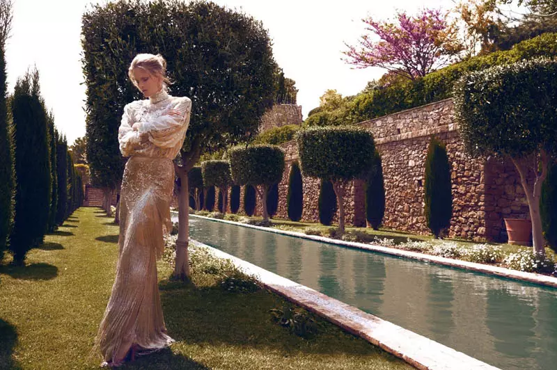 Charlotte Cordes na Koray Birand na Vogue Hellas Yuni 2011