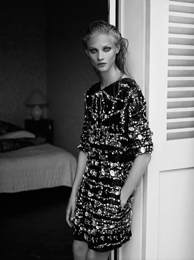 Pierre Balmain ၏ Spring 2013 လှုပ်ရှားမှုတွင် Anna Selezneva က ၎င်းအား လျော့ရဲစေသည်