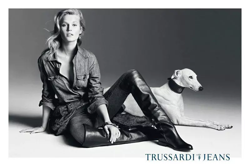 Toni Garrn Trussardi jinsi shimlari va Trussardi kuz 2012 kampaniyasida yulduzlar.