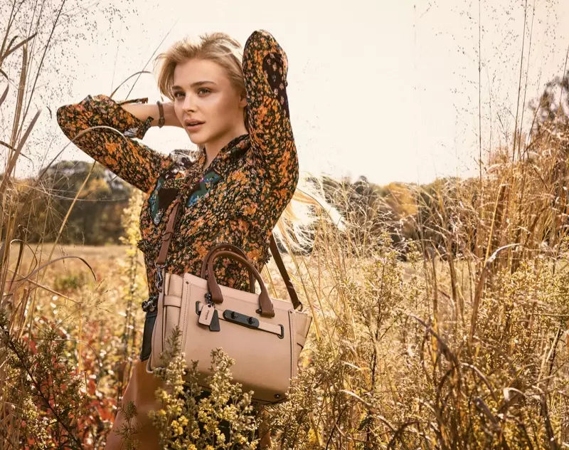 Chloe Grace Moretz poseert met de Swagger-tas in de lente-campagne van 2016 van Coach