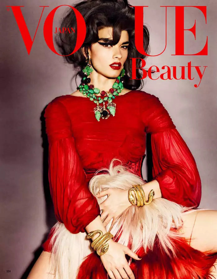 Crystal Renn oleh Giampaolo Sgura untuk Vogue Japan Oktober 2011