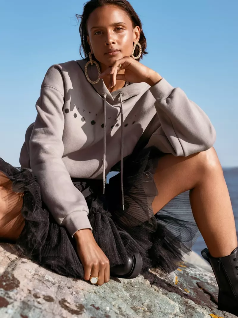 Malaika Holmén 為 Sandra Mansour x H&M 聯名活動合影。