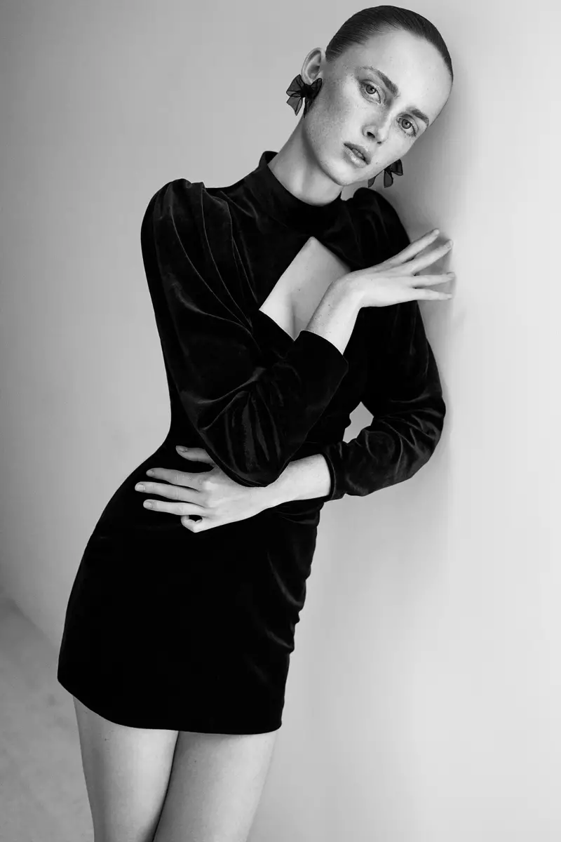 Rianne van Rompaey tạo dáng trong chiếc váy mini nhung Zara