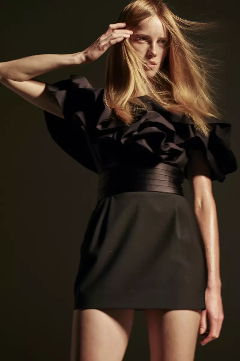 Gi-modelo ni Rianne van Rompaey si Zara nga daghan kaayong poplin top ug sash mini skirt