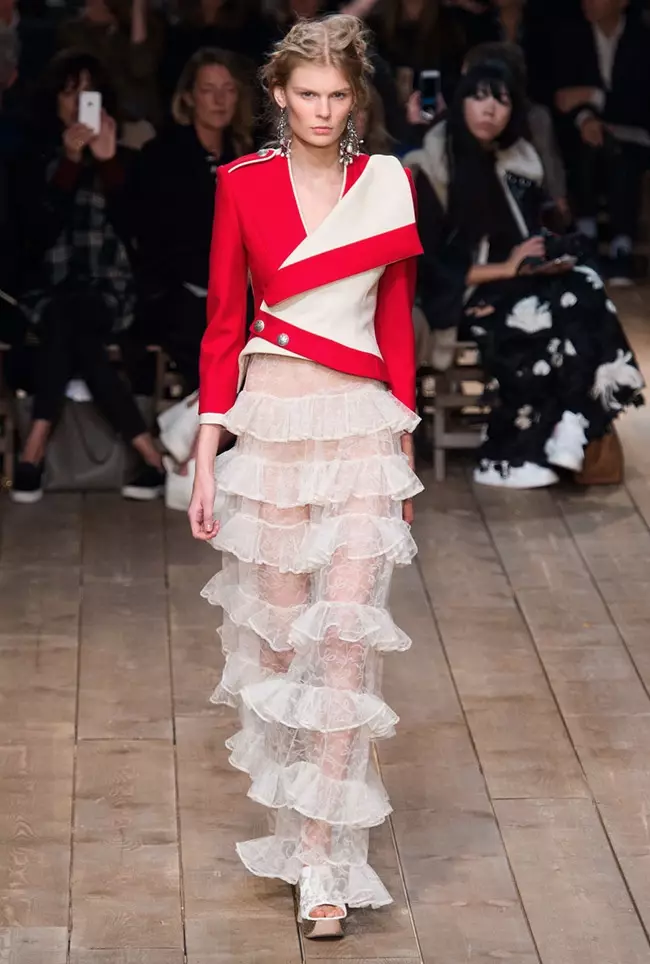 Alexander McQueen musim semi-musim panas 2016