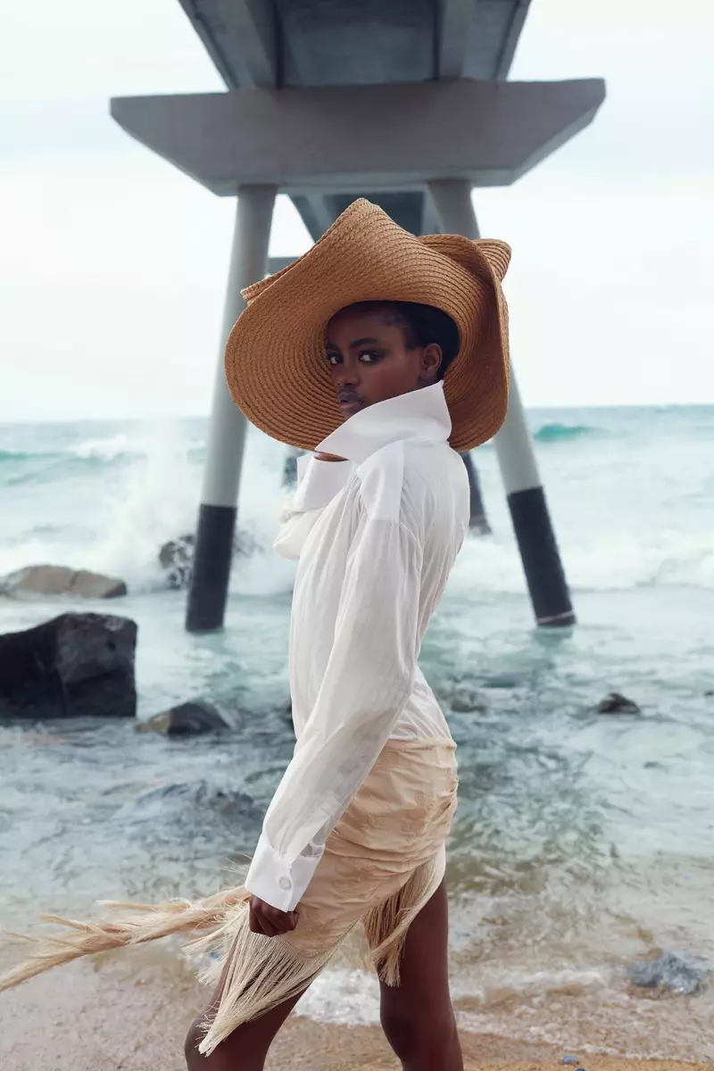 Elizabeth Ayodele Modelas Elegantajn Stilojn por Harper's Bazaar Kazaĥio