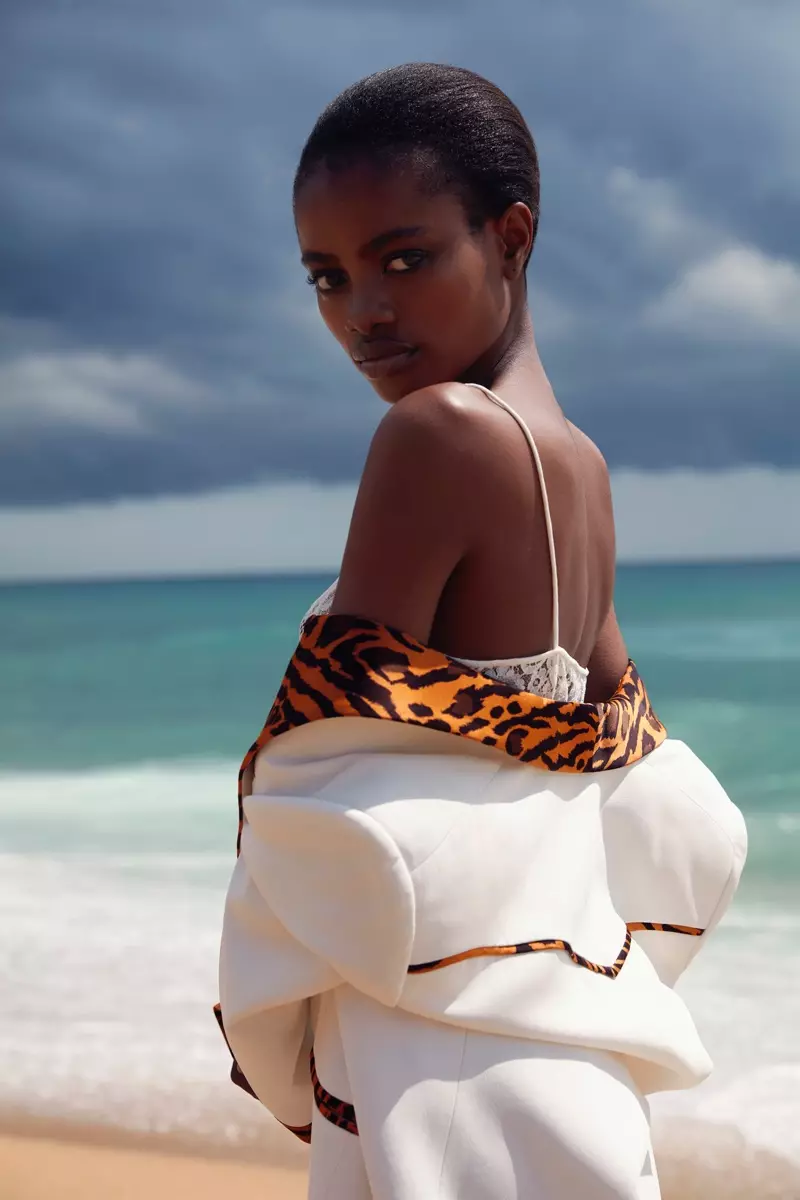 Elizabeth Ayodele Modelas Elegantajn Stilojn por Harper's Bazaar Kazaĥio