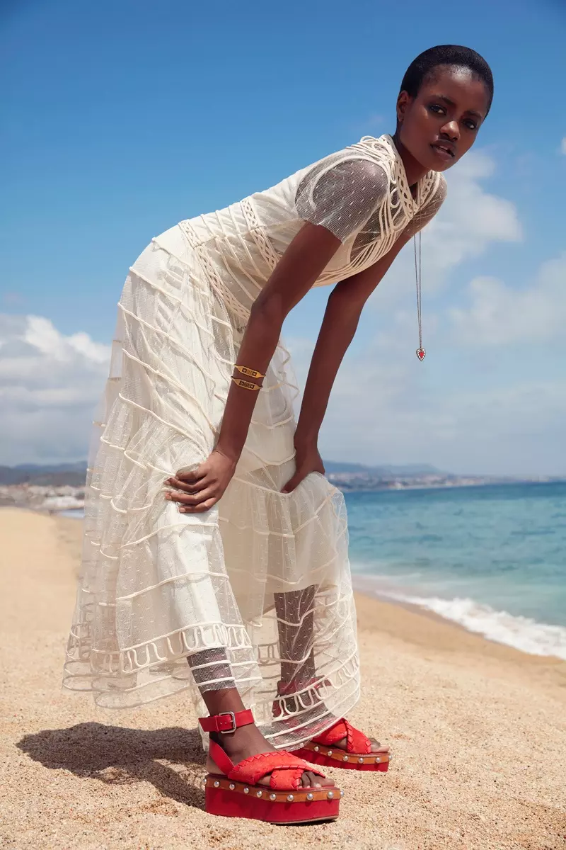 Elizabeth Ayodele dia manao modely kanto ho an'ny Harper's Bazaar Kazakhstan