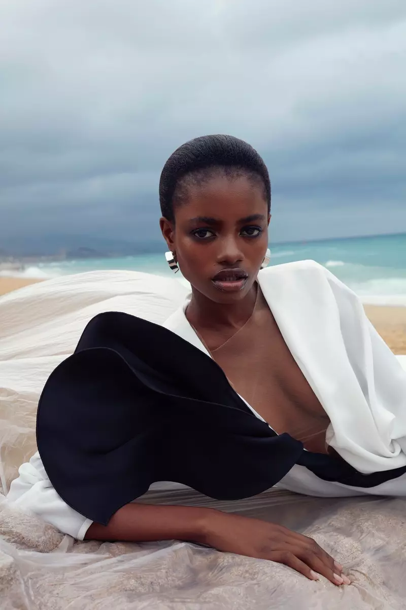 Elizabeth Ayodele Modelas Elegantajn Stilojn por Harper's Bazaar Kazaĥio