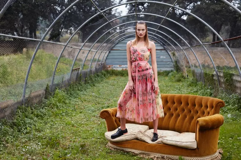 Nag-pose si Rozanne Verduin sa Dreamy Looks para sa Harper's Bazaar en Español