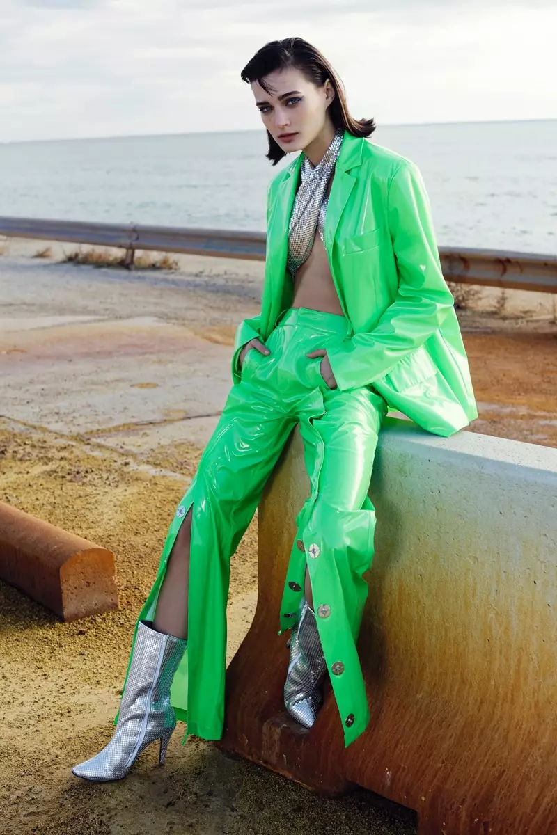 Sibui Nazarenko posearret yn kleurige looks foar Harper's Bazaar en Español