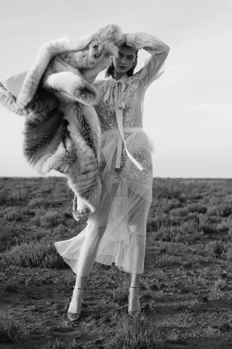 Hanna Verhees Poses dina Gaya Retro Diideuan pikeun Harper's Bazaar Mexico