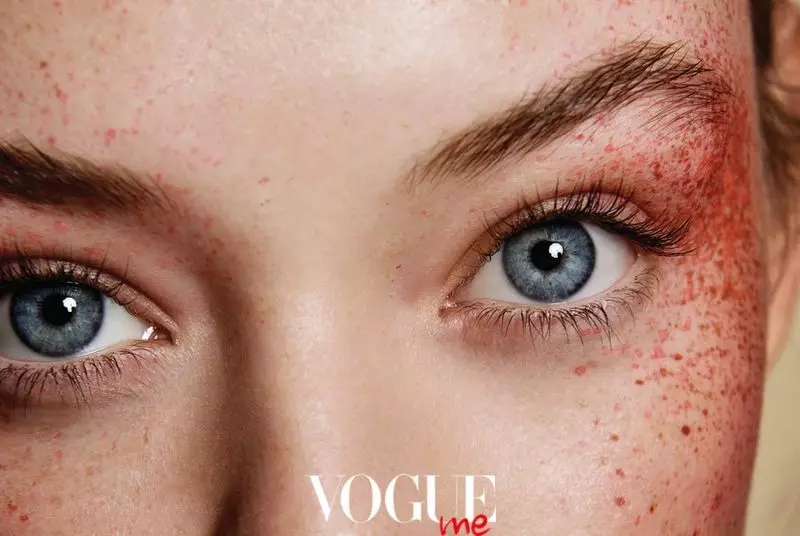 Idejn taż-żafżafa tinsab fl-Aħmar għal Vogue Taiwan Me Beauty Spread