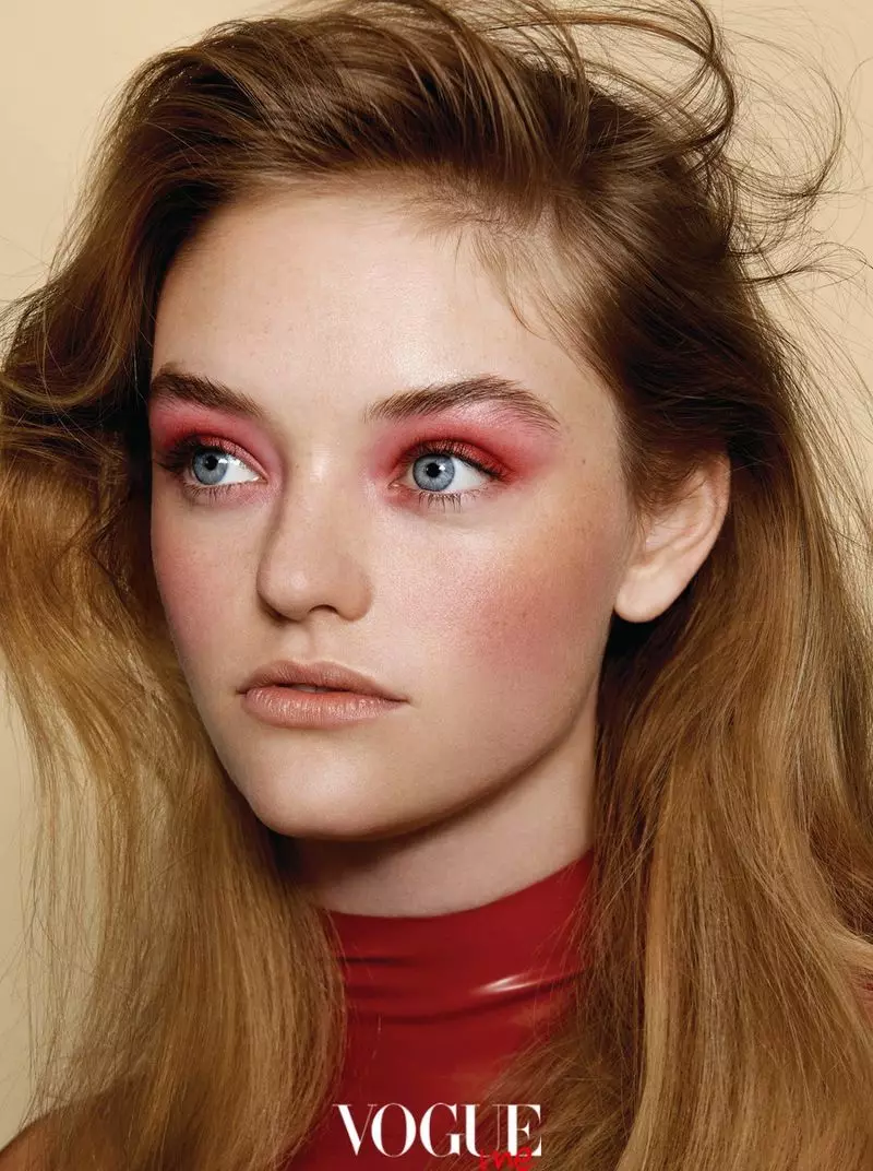 Willow Hand er i rødt for Vogue Taiwan Me Beauty Spread