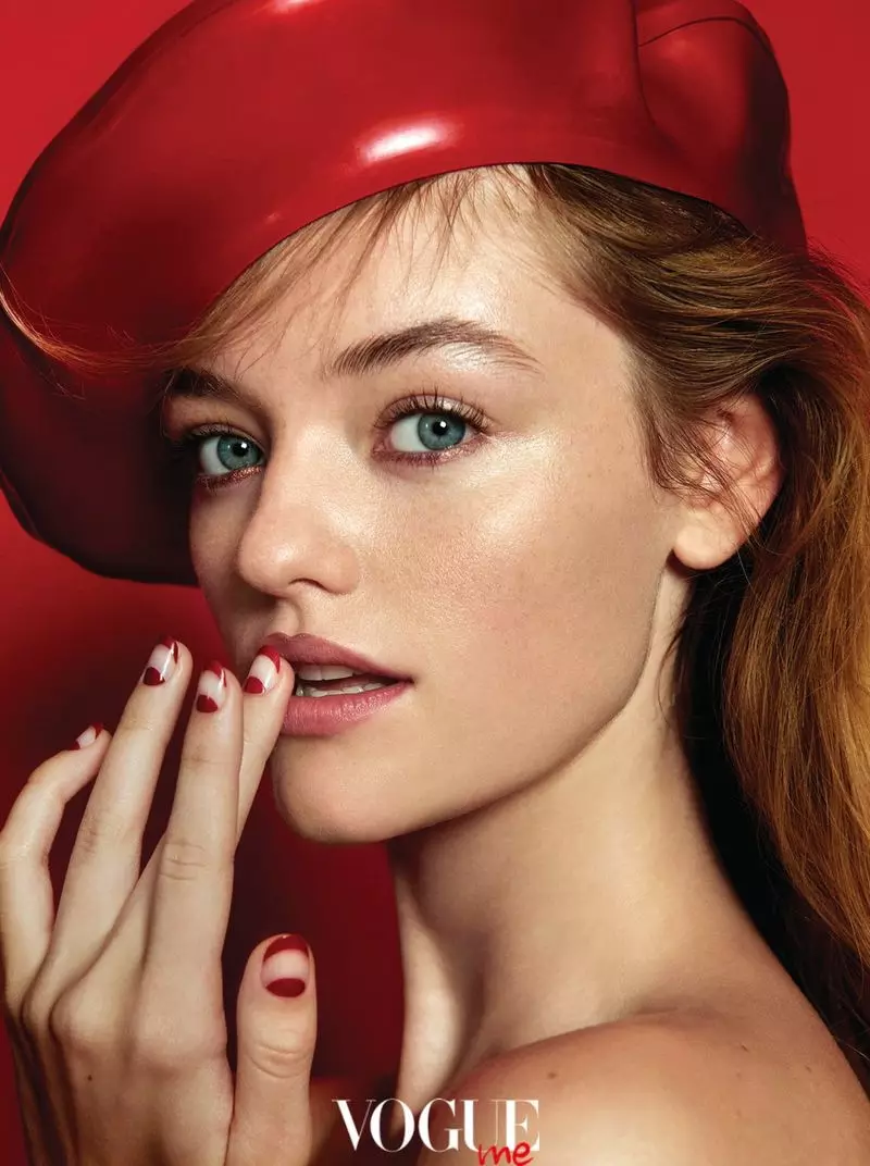 Willow Hand er i rødt for Vogue Taiwan Me Beauty Spread