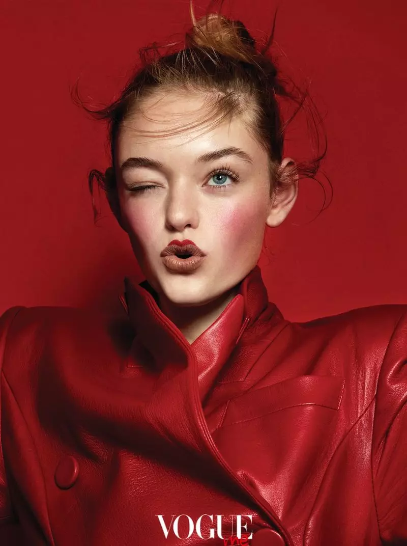 Willow Hand барои Vogue Taiwan Me Beauty Spread дар сурх аст