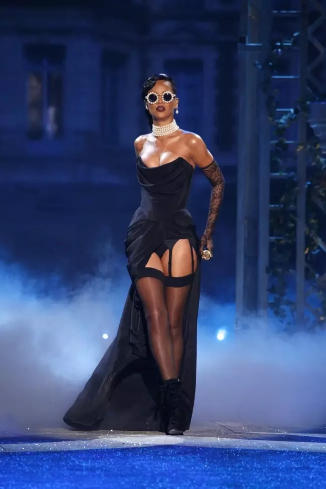 Rihanna ក្នុងកម្មវិធី Victoria's Secret Runway Show ឆ្នាំ 2012។ រចនាដោយ Adam Selman