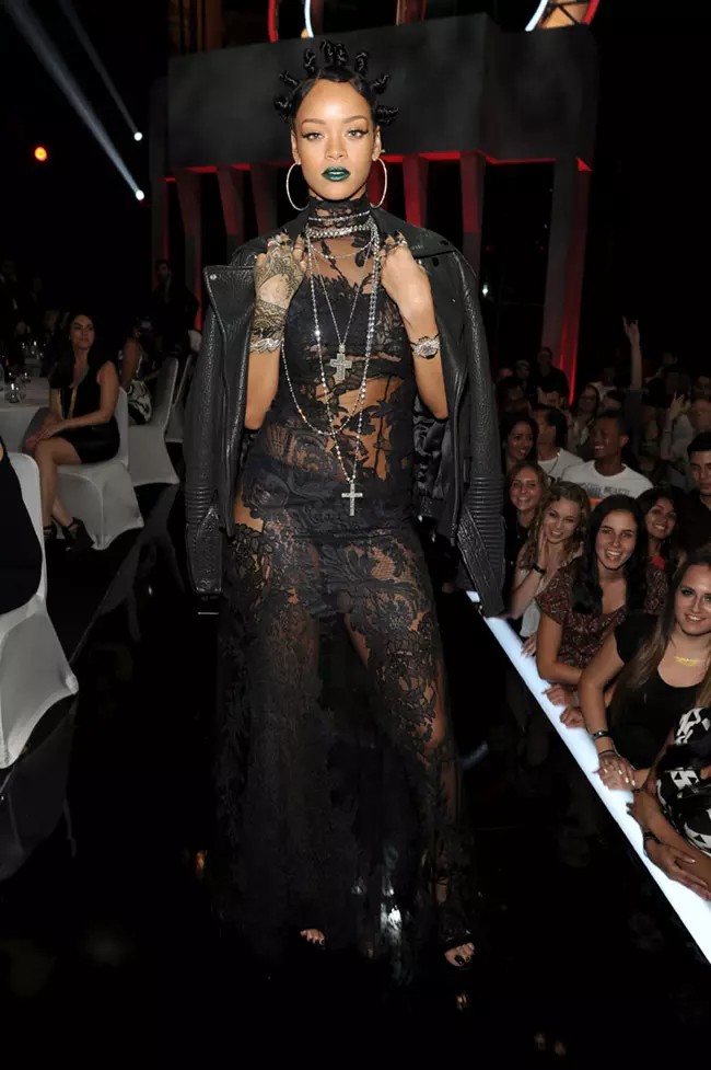 Rihanna ក្នុង Givenchy ក្នុងកម្មវិធី iHeartRadio Music Awards ឆ្នាំ 2014