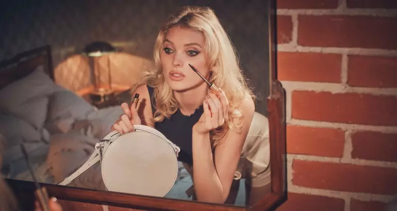 Ha a etsa makeup, Elsa Hosk o hlaha lets'olo la Lancaster la selemo-lehlabula la 2020.