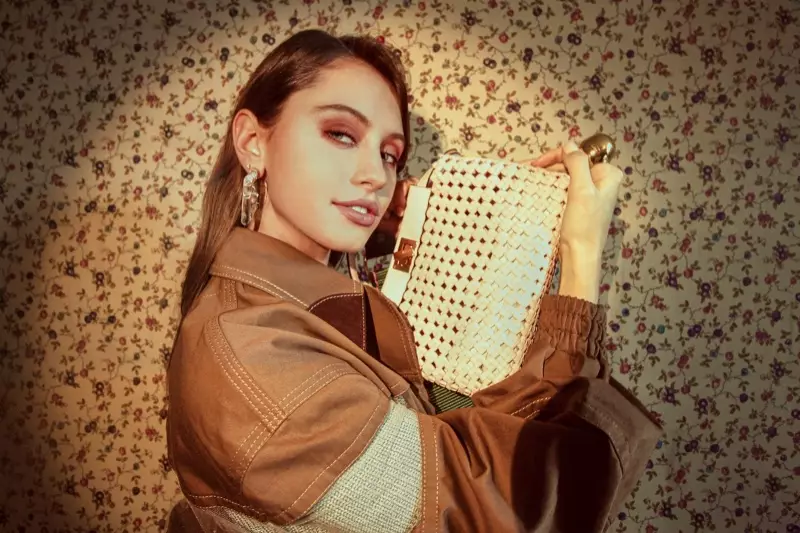 Iris Law שטערן אין Fendi Peekaboo פרילינג-זומער 2020 קאמפאניע.