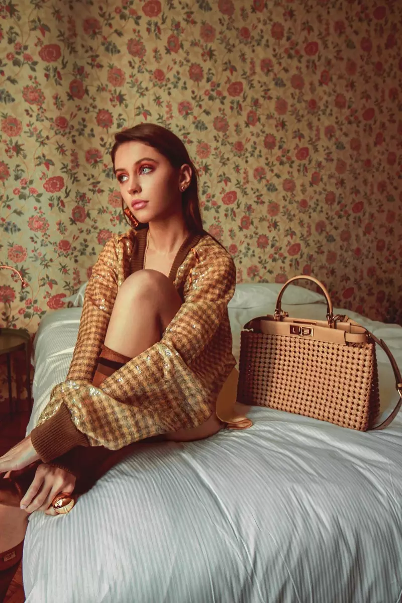 Pozując w łóżku, model Iris Law obok torby Peekaboo.