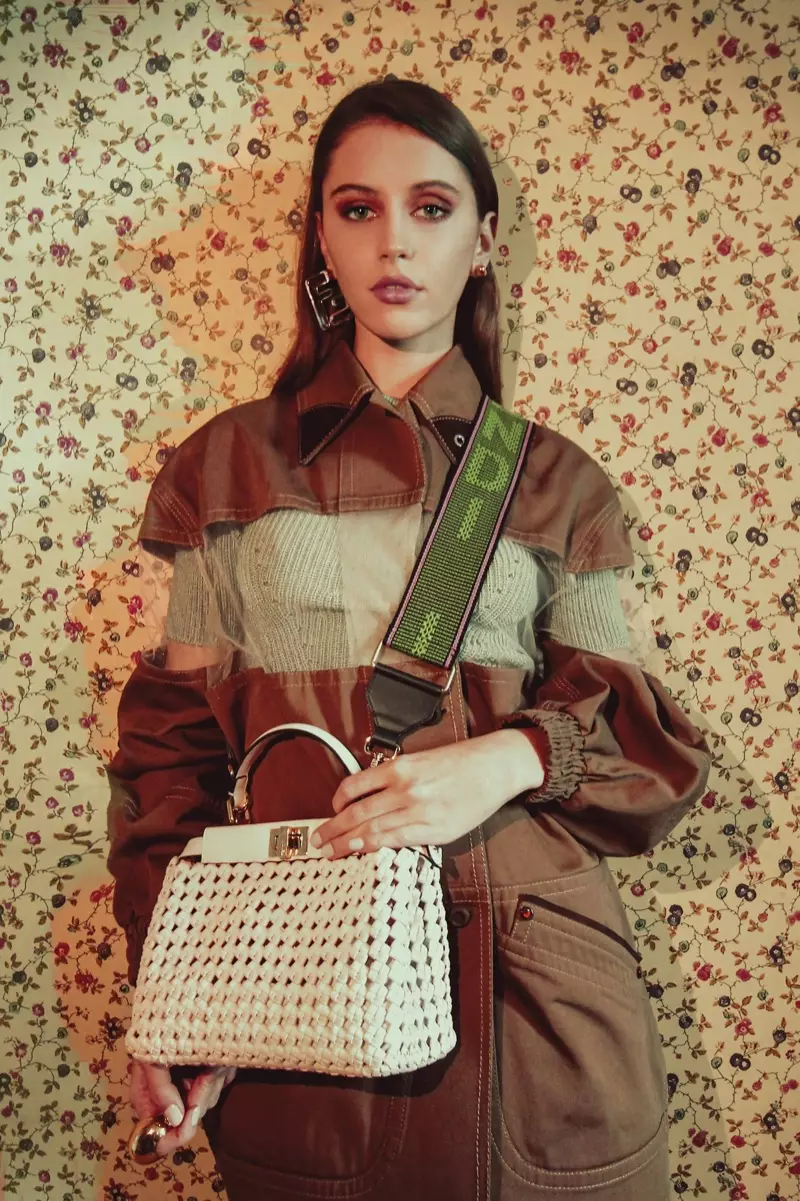 Iris Law-ը ցուցադրում է Fendi Peekaboo-ի պայուսակը միախառնված կաշվից: