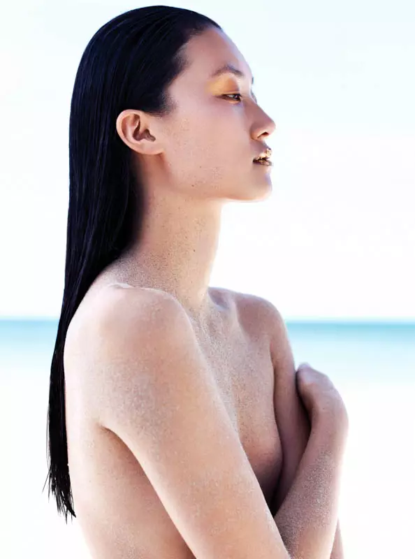 Lina Zhang é Sunkissed para Elle Vietnam julho 2013 por Stockton Johnson