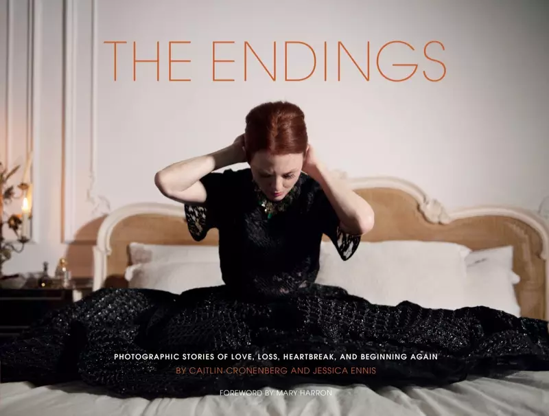 ג'וליאן מור על עטיפת הספר The Endings. צילום: קייטלין קרוננברג