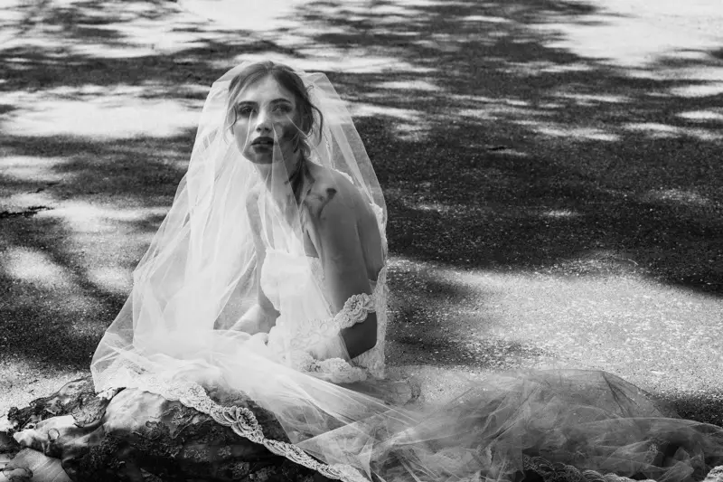 Imogen Poots ve svatebním vzhledu pózuje v The Endings. Foto: Caitlin Cronenberg