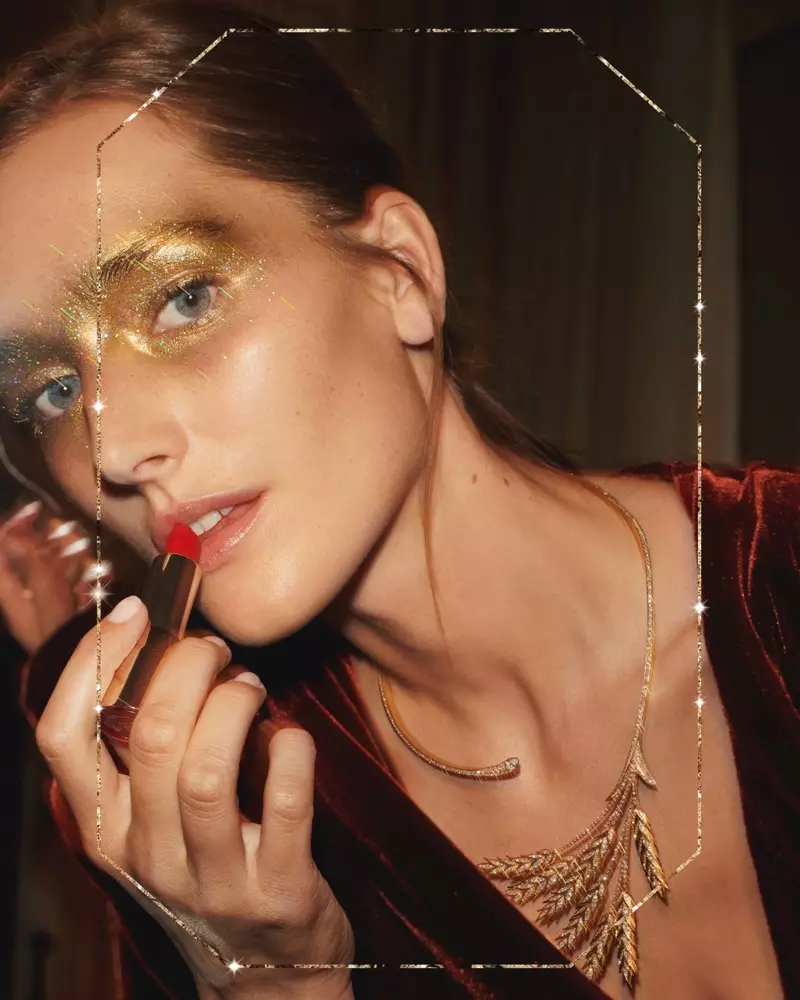 Poniéndose pintalabios, Josephine le Tutour aparece en la campaña Boucheron Holiday 2019