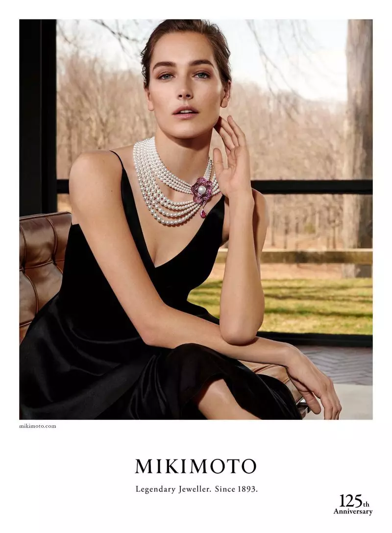 Model Josephine le Tutour dra pêrelhalssnoere in Mikimoto Jewelry-veldtog