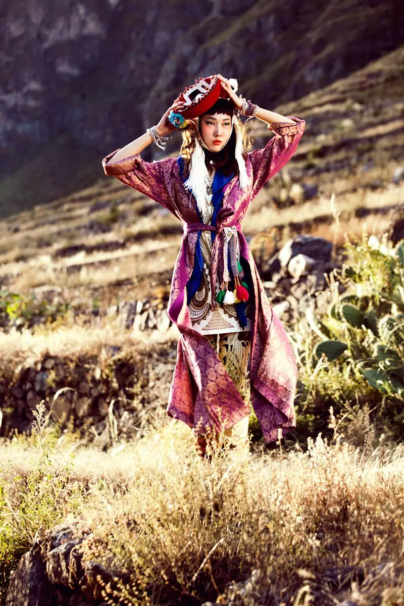 Han Hye Jin Embraces the Colours of Peru yn Vogue Korea's July Issue troch Alexander Neumann