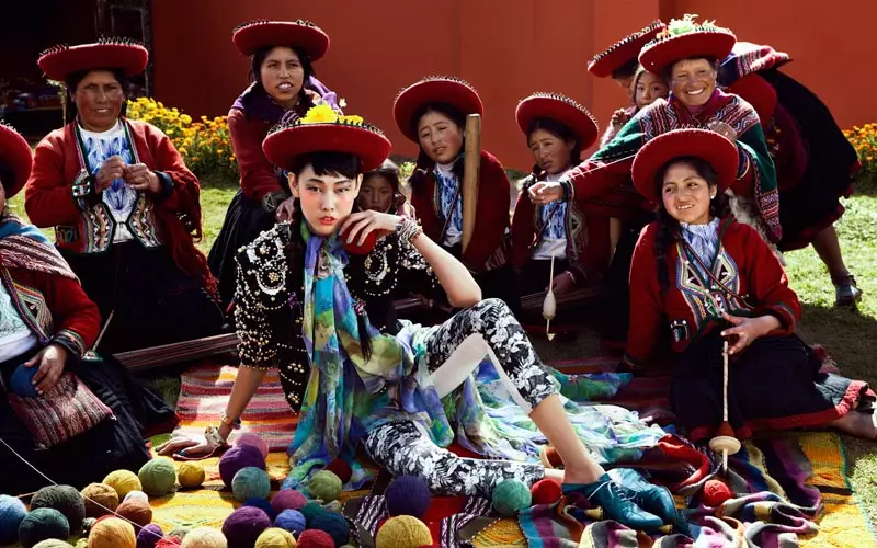 Han Hye Jin Embraces the Colours of Peru yn Vogue Korea's July Issue troch Alexander Neumann