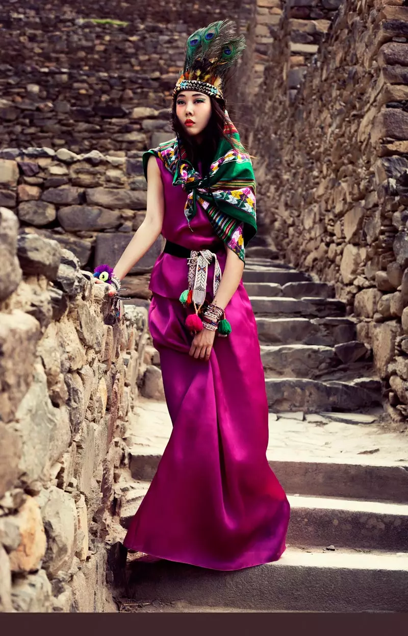 Han Hye Jin wuxuu ku qancay midabada Peru ee Vogue Korea Arrinta Juulay ee Alexander Neumann