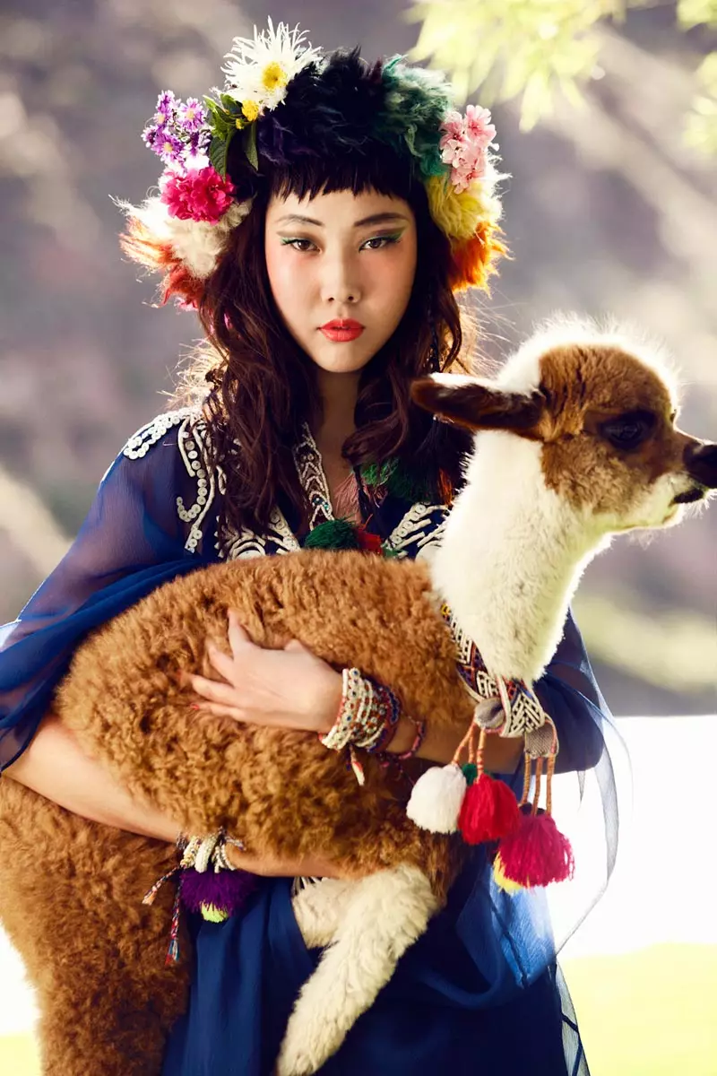 Han Hye Jin omhels die kleure van Peru in Vogue Korea se Julie-uitgawe deur Alexander Neumann