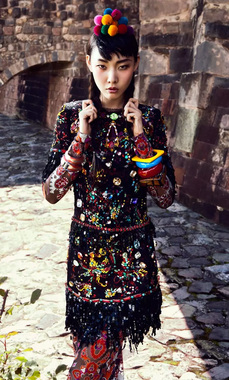 Han Hye Jin wuxuu ku qancay midabada Peru ee Vogue Korea Arrinta Juulay ee Alexander Neumann