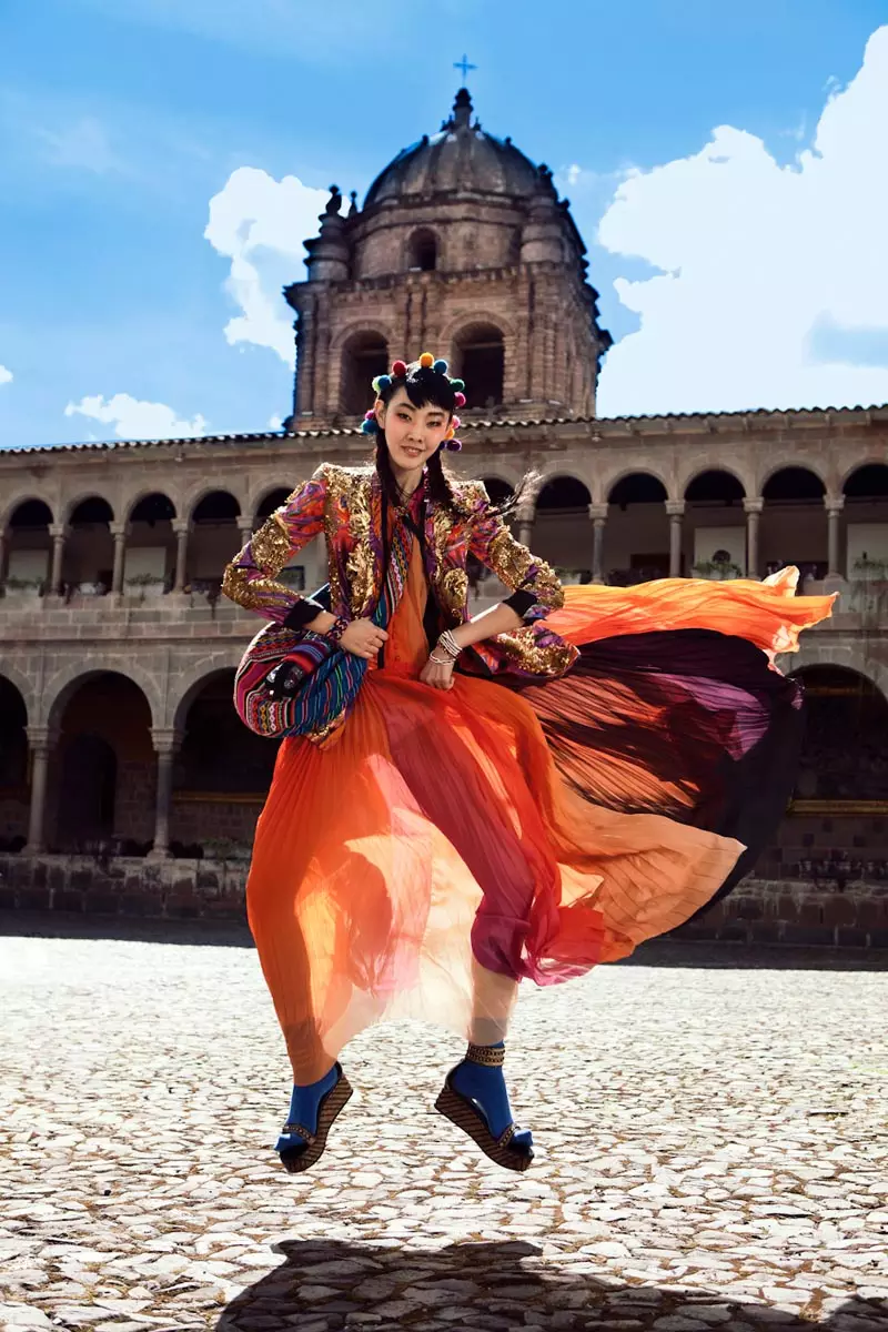 Han Hye Jin abraza as cores do Perú na edición de xullo de Vogue Korea por Alexander Neumann