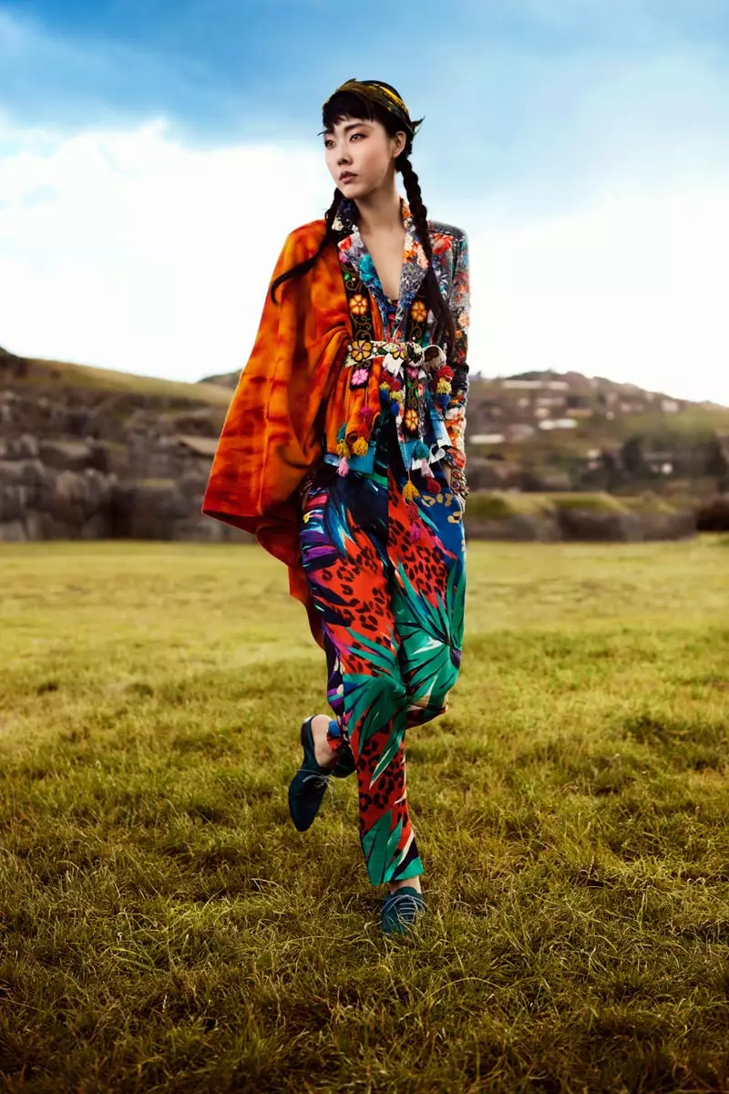 Han Hye Jin Embraces the Colours of Peru yn Vogue Korea's July Issue troch Alexander Neumann