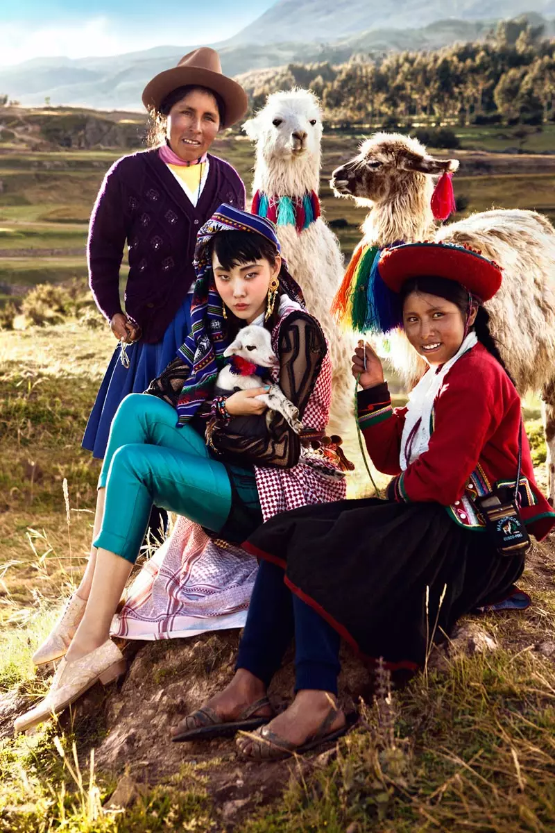 Han Hye Jin Embraces the Colours of Peru yn Vogue Korea's July Issue troch Alexander Neumann