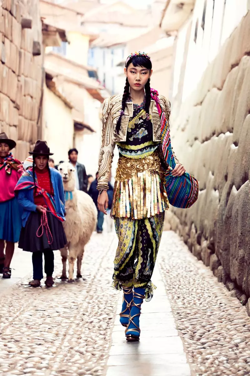 Han Hye Jin abraza as cores do Perú na edición de xullo de Vogue Korea por Alexander Neumann