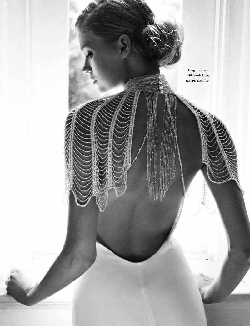 2012 年 3 月，Wee Khim 為 L'Officiel 新加坡設計的 Vita Sidorkina