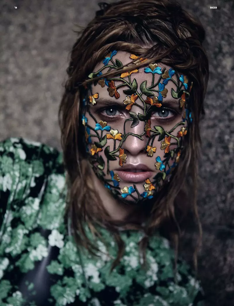 Julia Frauche oleh Yelena Yemchuk untuk Dazed & Confused